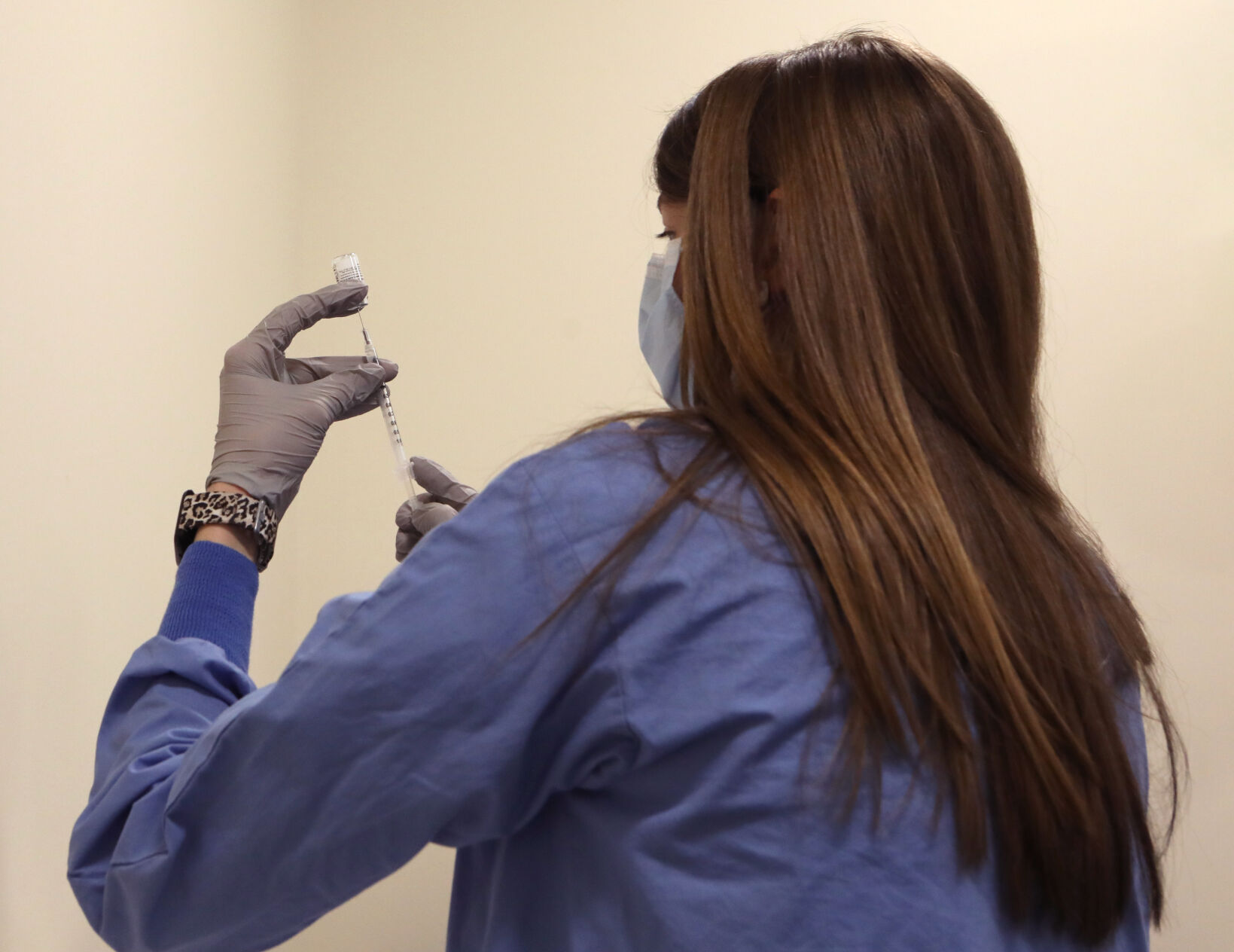 Amber Schmitt prepares a COVID-19 vaccine